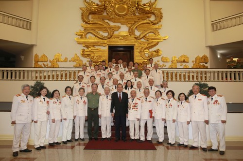 Phó Thủ tướng Trương Hòa Bình tiếp đoàn cán bộ Công an chi viện chiến trường Miền Nam - ảnh 1