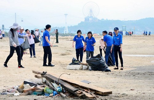 Chương trình dọn sạch bãi biển vịnh Hạ Long, Quảng Ninh - ảnh 1