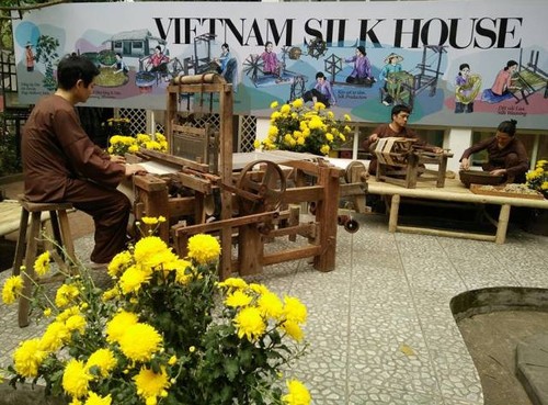 Nhà thiết kế Minh Hạnh: Cần tạo thêm giá trị mới cho thời trang tơ lụa Việt - ảnh 3
