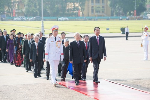 Lãnh đạo Đảng, Nhà nước vào Lăng viếng Chủ tịch Hồ Chí Minh - ảnh 1