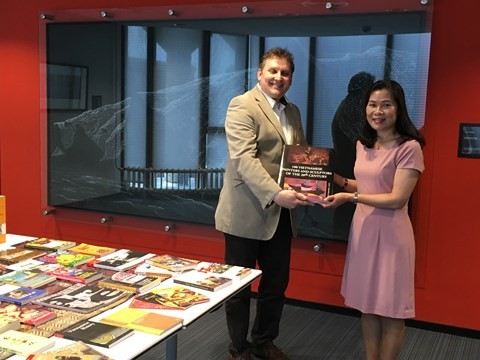 Trao tặng 41 cuốn sách quý về Việt Nam cho Thư viện Đại học Leiden, Hà Lan - ảnh 1