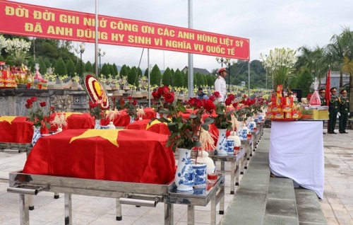 Truy điệu và an táng 25 hài cốt liệt sỹ quân tình nguyện Việt Nam hy sinh tại Lào - ảnh 1