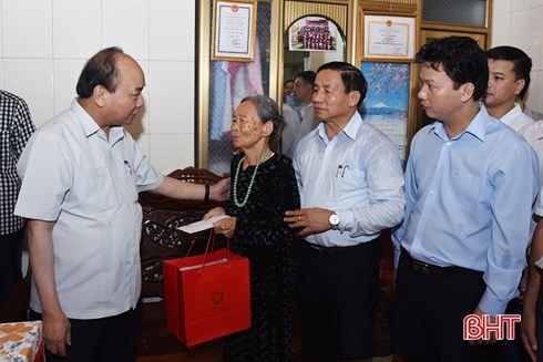 Thủ tướng Nguyễn Xuân Phúc kiểm tra mô hình nông thôn mới kiểu mẫu tại tỉnh Hà Tĩnh - ảnh 2