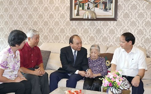 Thủ tướng Nguyễn Xuân Phúc thăm hỏi các gia đình liệt sĩ tại Hà Nội - ảnh 1