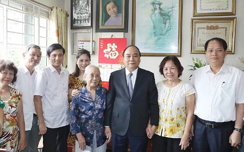 Thủ tướng Nguyễn Xuân Phúc thăm hỏi các gia đình liệt sĩ tại Hà Nội - ảnh 2