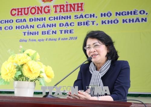 Phó Chủ tịch nước Đặng Thị Ngọc Thịnh trao quà tặng gia đình chính sách khó khăn tỉnh Bến Tre - ảnh 1