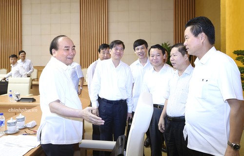 Thủ tướng Nguyễn Xuân Phúc chủ trì họp về hỗ trợ khẩn cấp nhà ở cho hộ dân mất nhà do lũ quét và sạt lở đất - ảnh 3