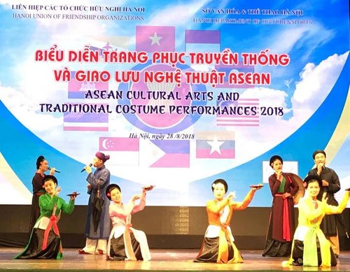 Biểu diễn trang phục truyền thống và giao lưu nghệ thuật ASEAN - ảnh 1