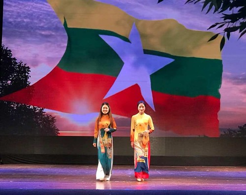 Rực rỡ sắc màu trang phục truyền thống các nước ASEAN - ảnh 15