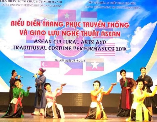 Rực rỡ sắc màu trang phục truyền thống các nước ASEAN - ảnh 2