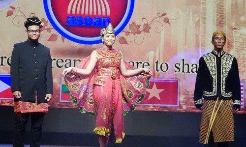 Rực rỡ sắc màu trang phục truyền thống các nước ASEAN - ảnh 5