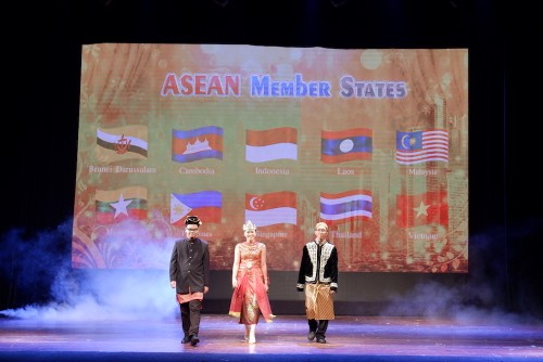 Rực rỡ sắc màu trang phục truyền thống các nước ASEAN - ảnh 4