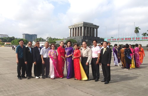 Đoàn cựu giáo viên kiều bào Thái Lan về thăm Hà Nội - ảnh 12