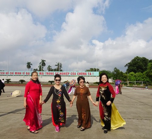 Đoàn cựu giáo viên kiều bào Thái Lan về thăm Hà Nội - ảnh 7