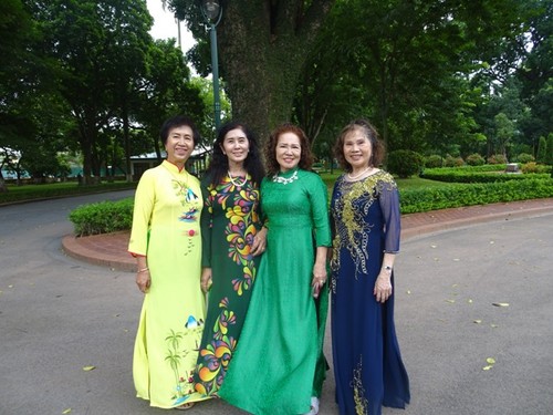 Đoàn cựu giáo viên kiều bào Thái Lan về thăm Hà Nội - ảnh 8