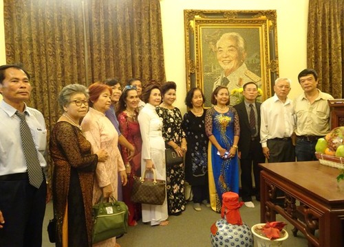 Đoàn cựu giáo viên kiều bào Thái Lan về thăm Hà Nội - ảnh 17