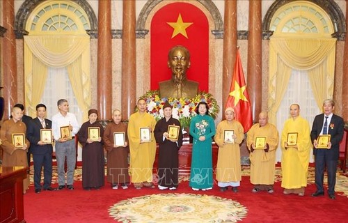 Phó Chủ tịch nước Đặng Thị Ngọc Thịnh gặp mặt Đoàn đại biểu chức sắc tôn giáo Hà Nam - ảnh 1