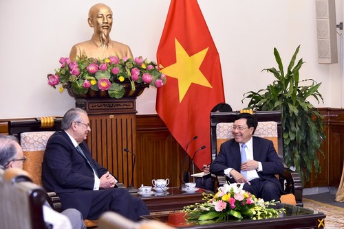 Phó Thủ tướng, Bộ trưởng Ngoại giao Phạm Bình Minh tiếp Chủ tịch Nhóm Tầm nhìn Diễn đàn hợp tác kinh tế châu Á – Thái Bình Dương (APEC) - ảnh 1