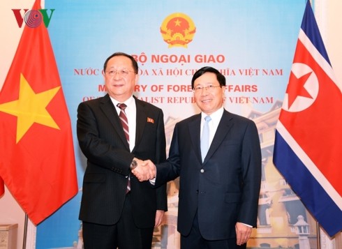 Phó Thủ tướng, Bộ trưởng Ngoại giao Phạm Bình Minh hội đàm với Bộ trưởng Ngoại giao Triều Tiên Ri Yong Ho - ảnh 1