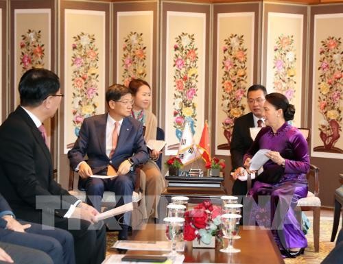 Chủ tịch Quốc hội Nguyễn Thị Kim Ngân tiếp đại diện một số tập đoàn kinh tế Hàn Quốc - ảnh 1