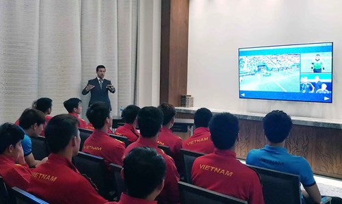 Liên đoàn bóng đá châu Á phổ biến kiến thức công nghệ VAR cho tuyển Việt Nam - ảnh 1