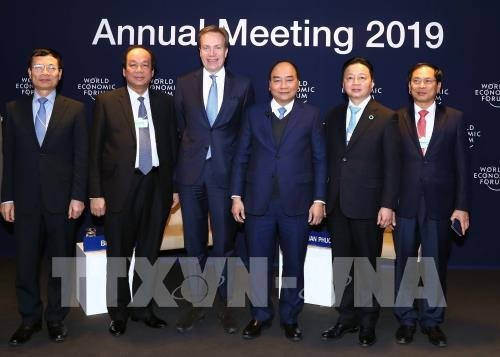 Thủ tướng Nguyễn Xuân Phúc đối thoại với Chủ tịch WEF về chủ đề Việt Nam và Thế giới - ảnh 1