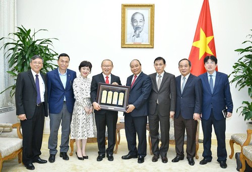 Thủ tướng Nguyễn Xuân Phúc tiếp HLV trưởng  Park Hang Seo - ảnh 1
