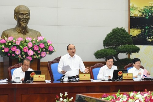 Thủ tướng Nguyễn Xuân Phúc: Việc tăng giá điện, giá xăng là do tình hình thế giới có nhiều biến động. - ảnh 1