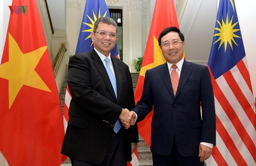 Phó Thủ tướng, Bộ trưởng Ngoại giao Phạm Bình Minh hội đàm Bộ trưởng Ngoại giao Malaysia Saifuddin Abdullah - ảnh 1