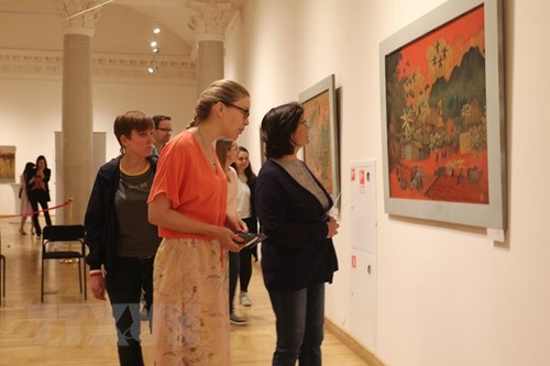 Tranh sơn mài Việt Nam đến với công chúng yêu nghệ thuật Nga - ảnh 1