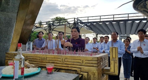 Phó Chủ tịch Thường trực Quốc hội viếng các nghĩa trang liệt sĩ tại tỉnh Quảng Trị  - ảnh 1
