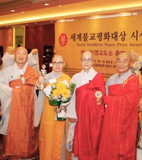 Sư cô Thích Nữ Giới Tánh nhận giải thưởng Hòa bình Phật giáo thế giới - ảnh 1