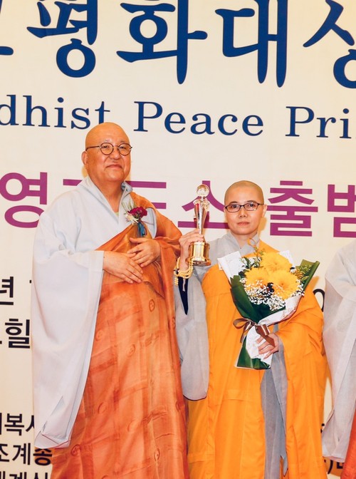 Sư cô Thích Nữ Giới Tánh nhận giải thưởng Hòa bình Phật giáo thế giới - ảnh 2