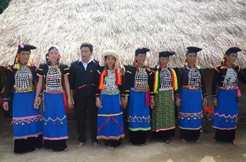   Trang phục và khăn đội đầu của phụ nữ dân tộc Si La       - ảnh 1