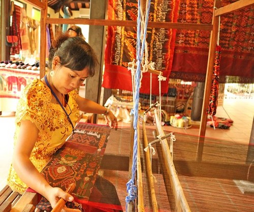 Hơn 80 nghệ nhân sẽ trình diễn ươm tơ, dệt lụa tại Hội An - ảnh 1