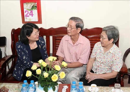 Phó Chủ tịch nước Đặng Thi Ngọc Thịnh thăm gia đình chính sách, người có công với cách mạng - ảnh 1