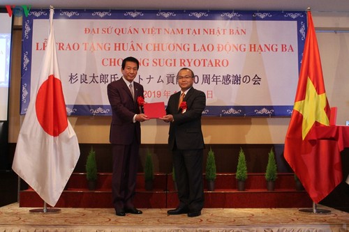 Trao Huân chương Lao động cho nguyên Đại sứ đặc biệt Nhật - Việt Sugi Ryotaro - ảnh 1