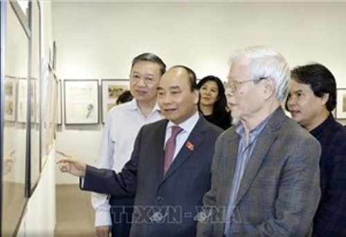 Thủ tướng Nguyễn Xuân Phúc đến thăm triển lãm của NSND Ngô Mạnh Lân - ảnh 1