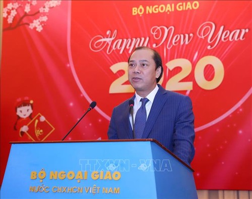 Thứ trưởng Ngoại giao Nguyễn Quốc Dũng gặp gỡ phóng viên, trợ lý và tùy viên báo chí nước ngoài tại Việt Nam  - ảnh 1