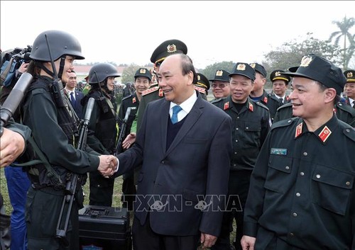 Thủ tướng Nguyễn Xuân Phúc kiểm tra công tác sẵn sàng chiến đấu của lực lượng Cảnh sát cơ động - ảnh 1
