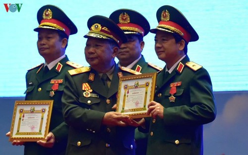 Lễ trao Huân chương của nhà nước Việt Nam, Lào tặng các tập thể, cá nhân quân đội hai nước - ảnh 2