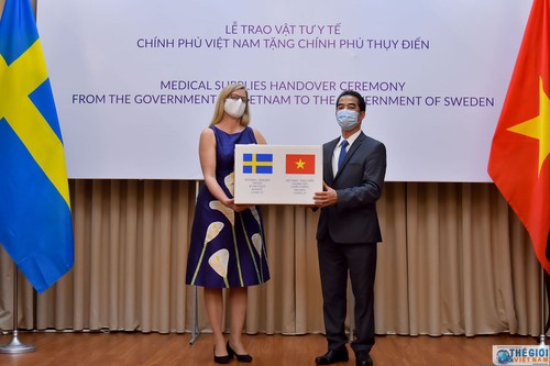 Việt Nam tặng Thụy Điển vật tư y tế phòng chống dịch Covid-19 - ảnh 1