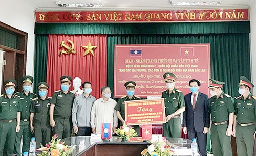 Bộ Tư lệnh Quân khu II tặng vật tư y tế cho lực lượng quân đội các tỉnh Bắc Lào - ảnh 1