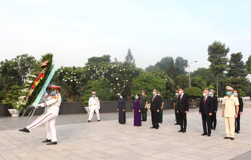 Lãnh đạo Thành phố Hồ Chí Minh dâng hương tưởng niệm các Anh hùng liệt sĩ - ảnh 1
