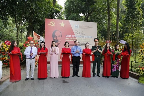 Khai mạc triển lãm về Chủ tịch Hồ Chí Minh - ảnh 1