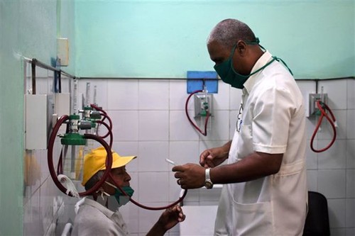 Trao 100 tấn gạo tặng y, bác sỹ Cuba trong tuyến đầu chống dịch COVID-19 - ảnh 1