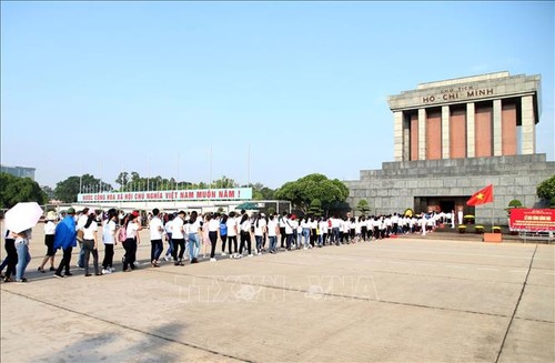 Phục vụ nhân dân vào Lăng viếng Chủ tịch Hồ Chí Minh nhân dịp kỷ niệm 130 năm Ngày sinh của Người - ảnh 1