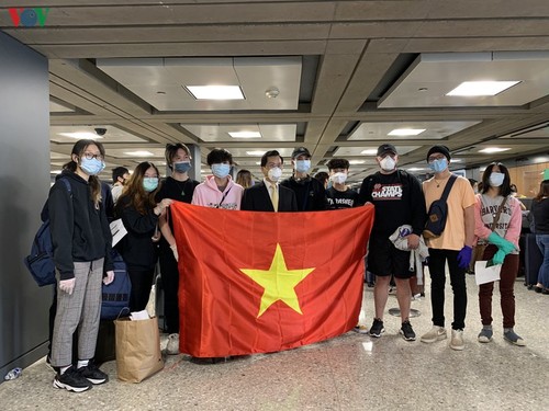 Chuyến bay thứ hai đưa 345 công dân Việt Nam từ Mỹ về nước - ảnh 4