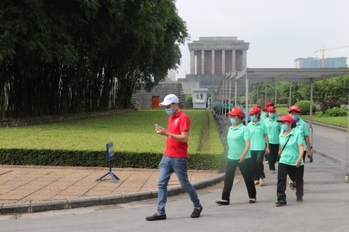 Đông đảo người dân, du khách đến viếng lăng Chủ tịch Hồ Chí Minh - ảnh 1