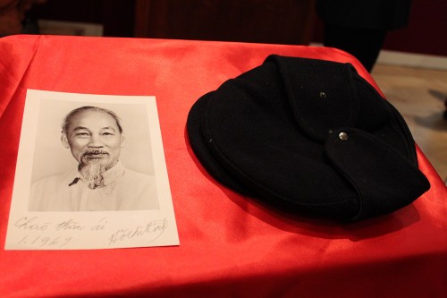 Chiếc mũ len, bức tranh dán giấy và tình cảm của người Pháp đối với Bác Hồ - ảnh 1